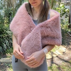 Lulu’s Pink Faux Fur Shawl